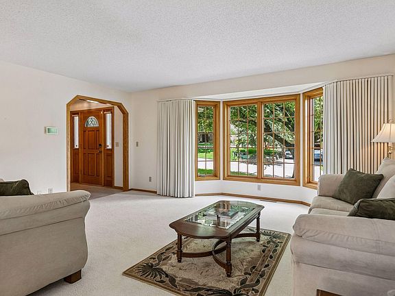 5th image of 156 Red Oaks Dr