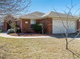 900 High Creek Dr, Euless, TX 76040
