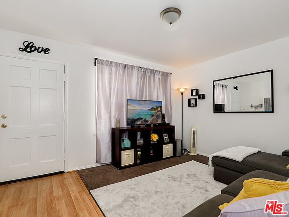 3rd image of 937 E Hyde Park Blvd