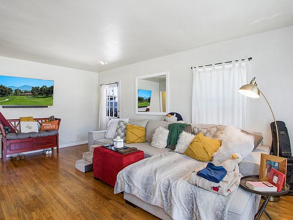 Livingroom solid wood floors