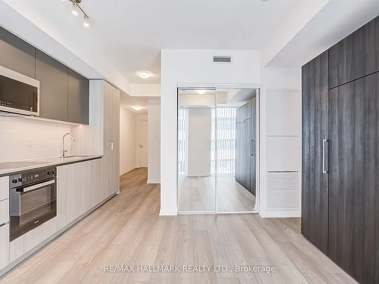400 King St W #1701 — Photo 18