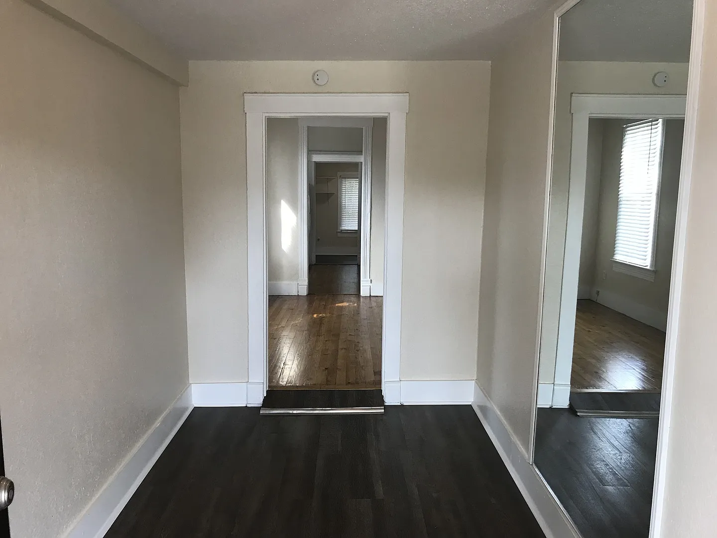 Vintage North Hyde Park Bungalow — Photo 4