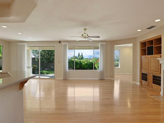 5th image of 1001 Magnolia Ln