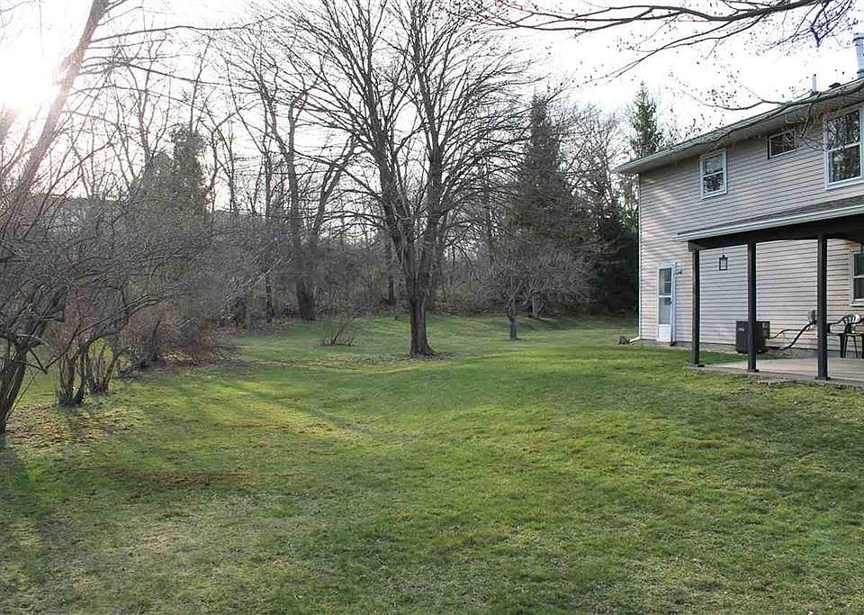 2nd image of 5 Spruce Ct