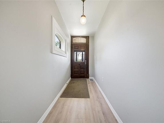 4th image of 76 Brock St
