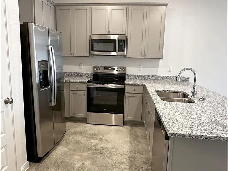 816 Wax Myrtle Ct #B — Photo 2