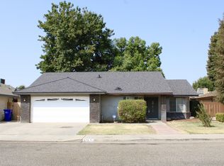 575 Balmoral Dr, Porterville, CA 93257