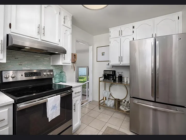 660 Bourbon Cir — Photo 5