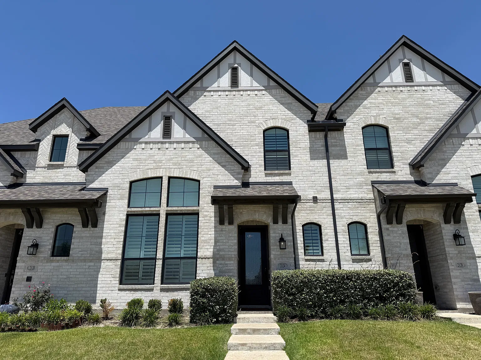 3 bed, 2.5 bath, 1761 sqft, $3,200 — Photo 1