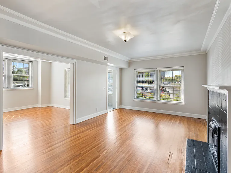 Buckingham & Balmoral Apartments — Photo 14