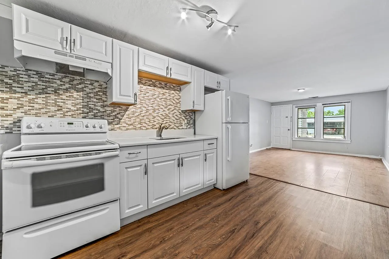 645 NE 38th St — Photo 3