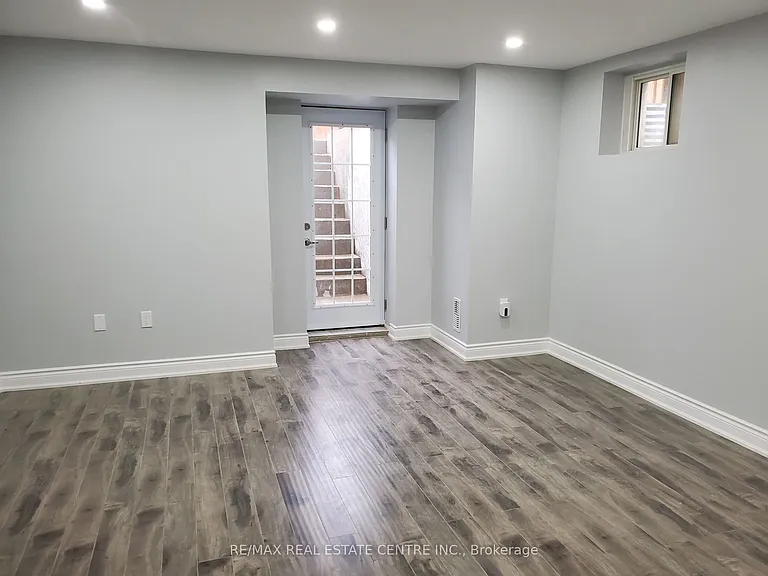 379 Trudeau Dr — Photo 12