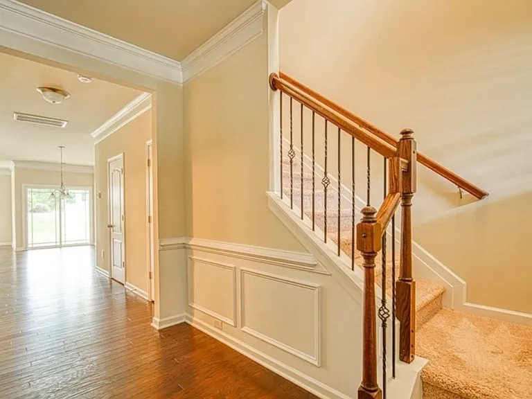 700 Daisy Hill Ln — Photo 2