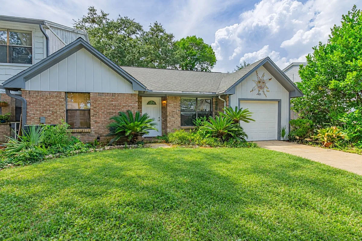 421 Waterway Lane — Photo 1