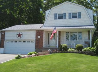 17 Geoffrey Ln, Kings Park, NY 11754