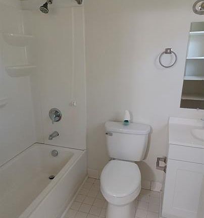 2nd image of 286 Elmwood Dr APT 7