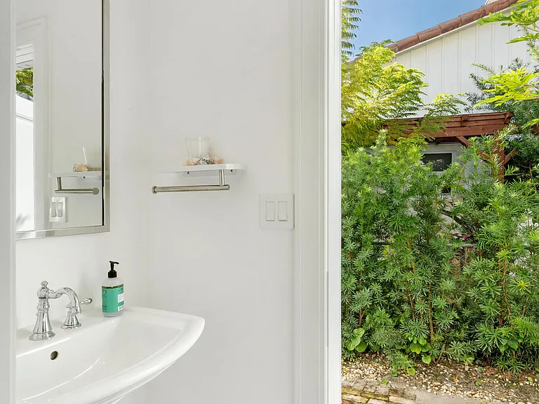 904 Hyacinth Dr — Photo 2