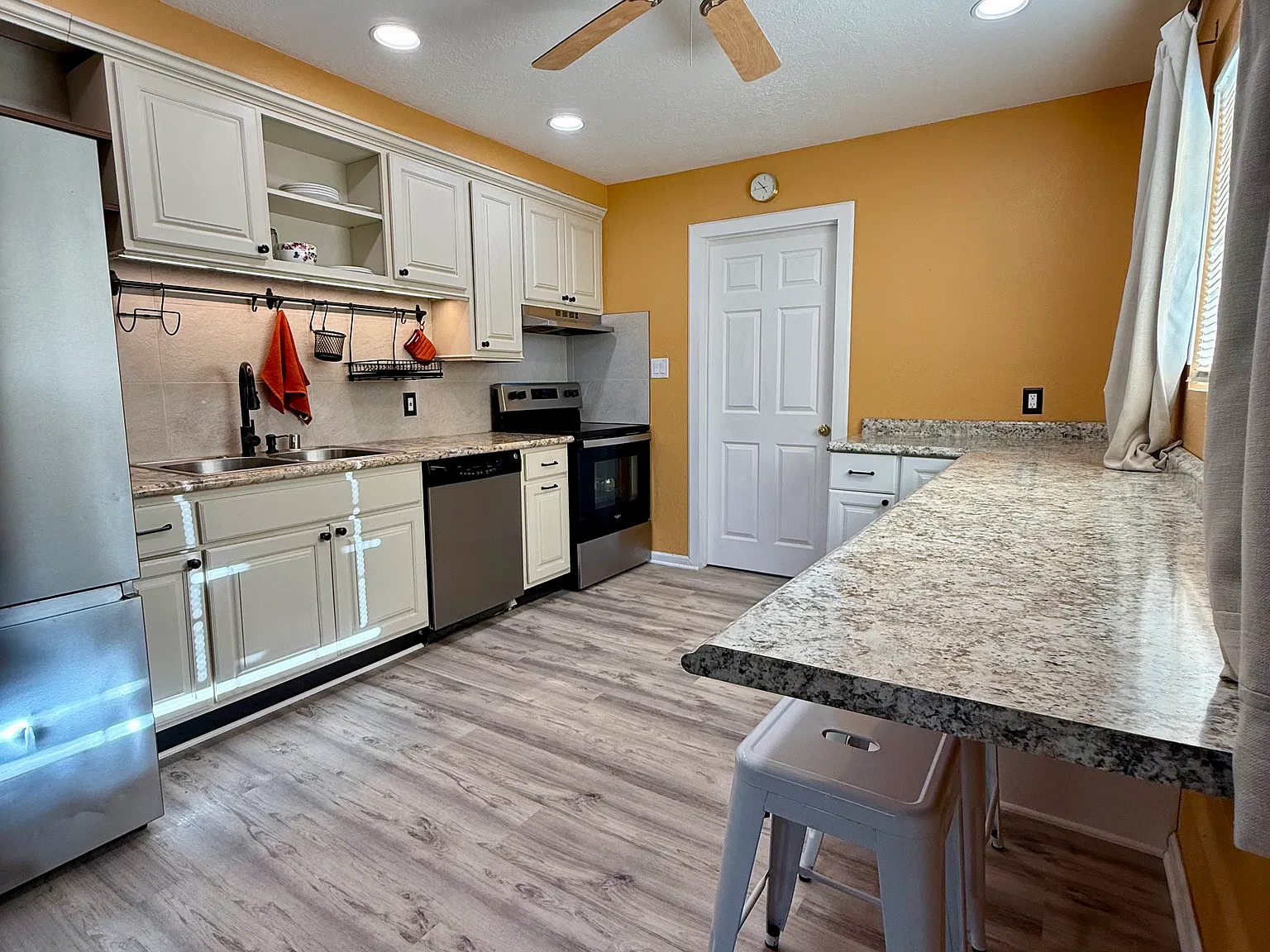 4 bed, 2.5 bath, 1849 sqft, $2,370 — Photo 2