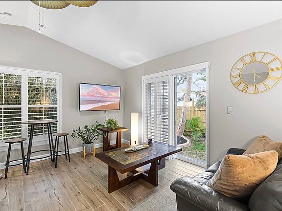 3rd image of 808 Oakwood Ave #2