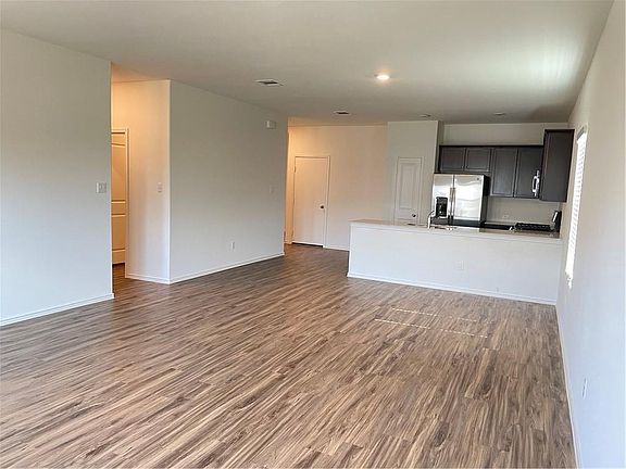3rd image of 604 Gabriels Bluff Dr