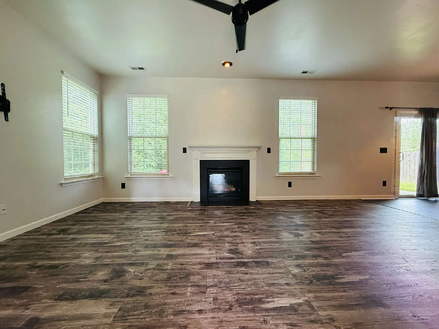 4 bed, 2.5 bath, 1812 sqft, $1,900 — Photo 3