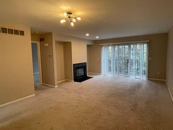 4th image of 915 Sandalwood Dr