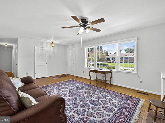5th image of 15 Hamilton Terrace Dr