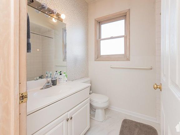 5th image of 1114 N Marshfield Ave #2
