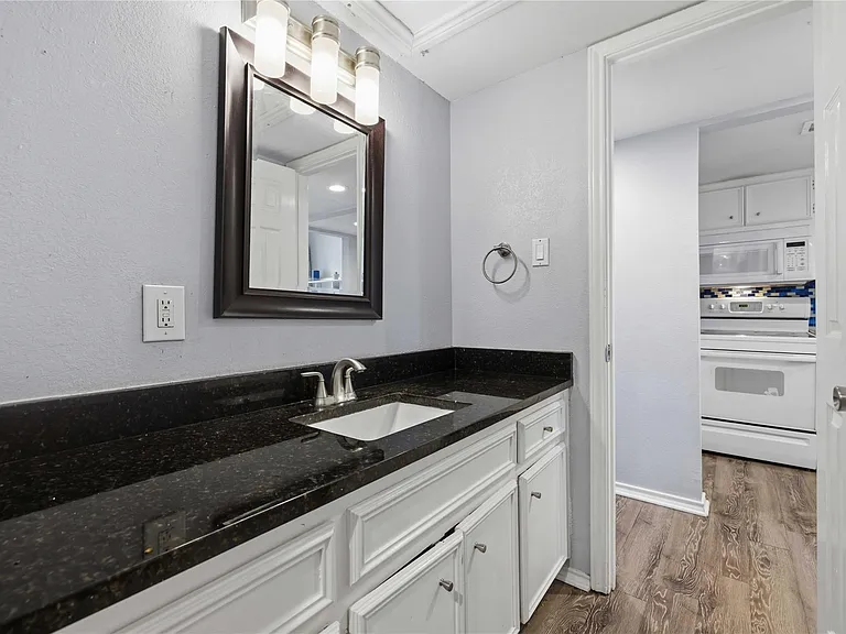 706 W 22nd St #305 — Photo 12