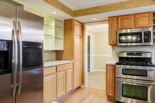 2nd image of 2025 Willow Glen Ln