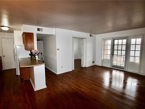 4th image of 1010 Margarite Dr APT C