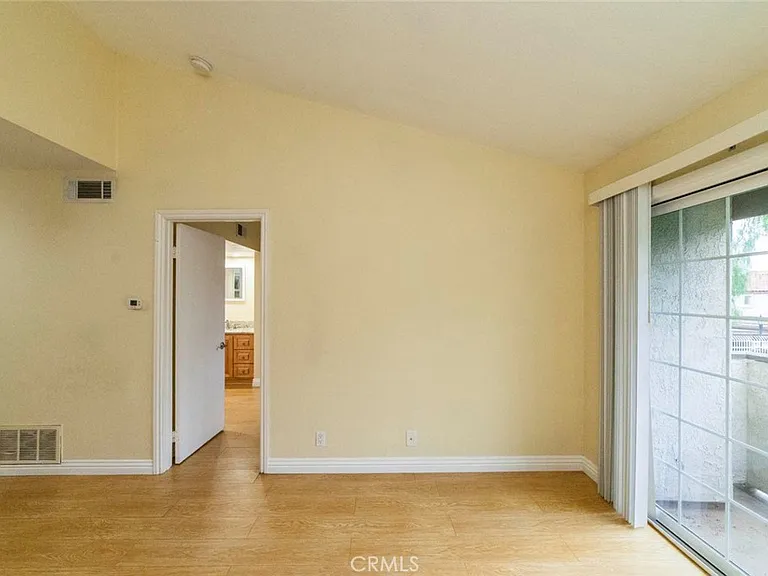 26212 E Sanz — Photo 4