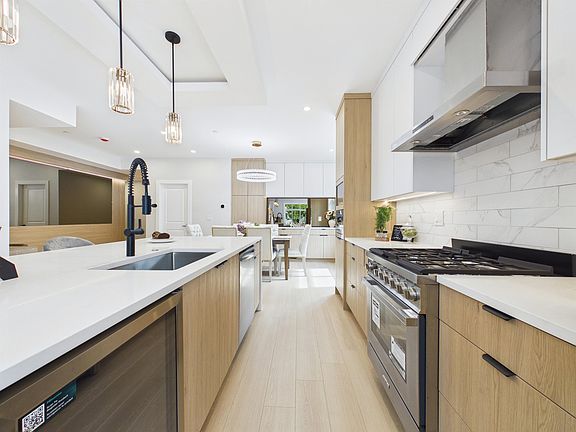 5th image of 3450 Jervis St #101