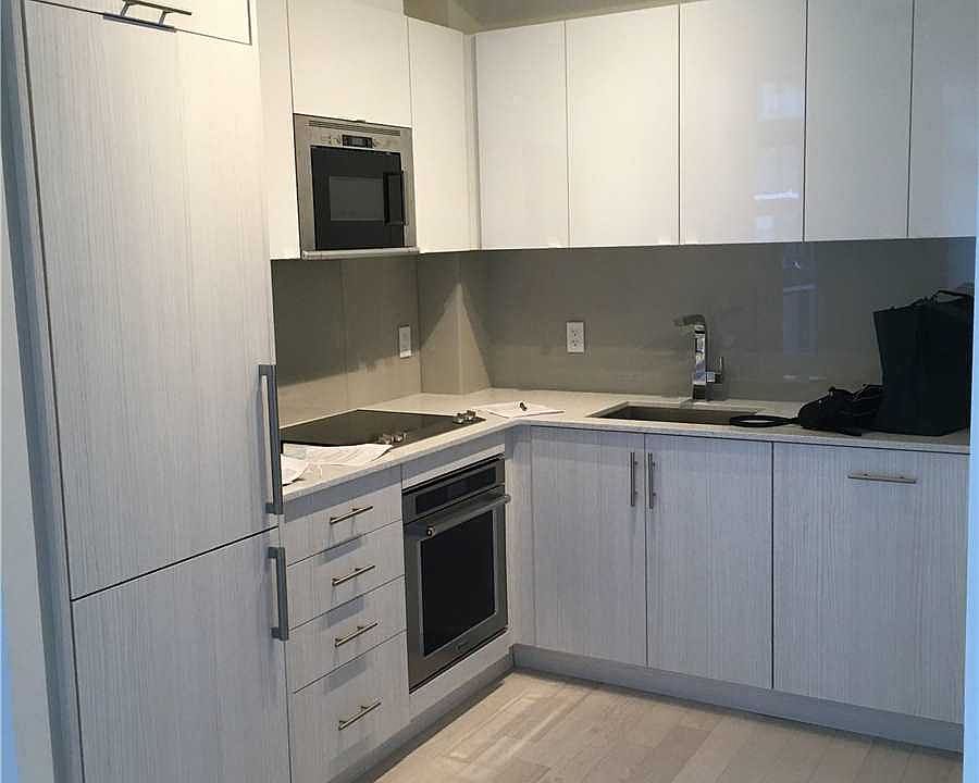 2nd image of 330 Richmond St W #805