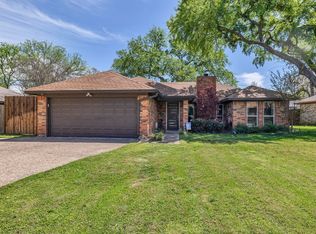 120 NE Shady Oaks Dr, Burleson, TX 76028