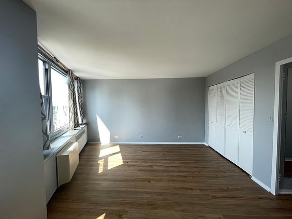 3rd image of 555 W Cornelia Ave APT 1605