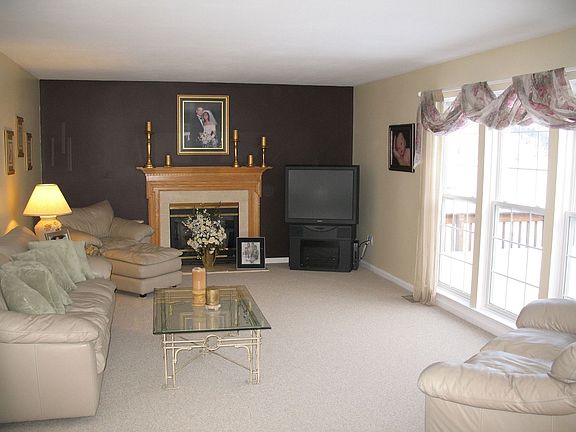 3rd image of 75 Chaucer Cir