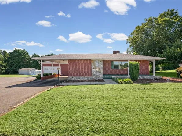 412 N Main St, Dobson, NC 27017