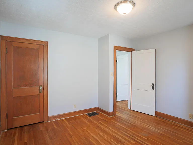 815 E Chestnut St — Photo 16