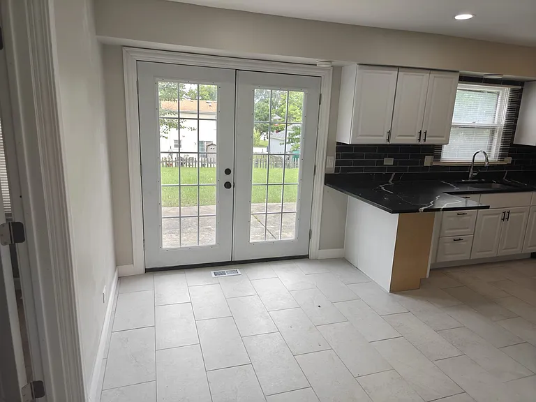 2208 Kensington Dr — Photo 12
