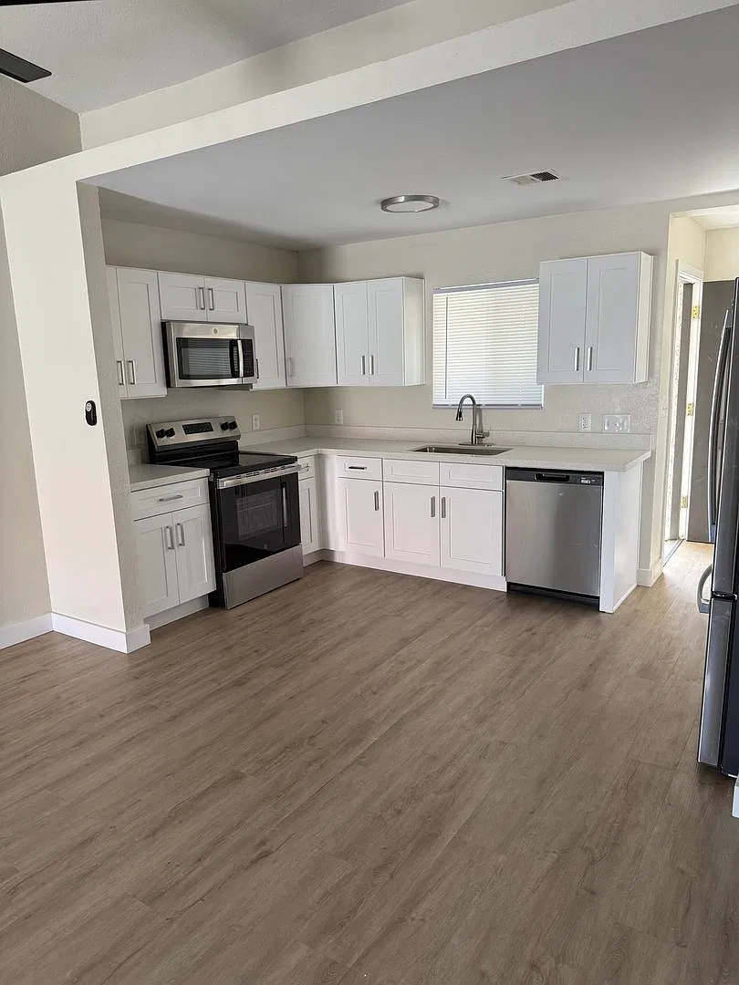 Central Phoenix Townhome Oasis 2 Bed, 2 Bath, Gated with Pool! — Photo 1