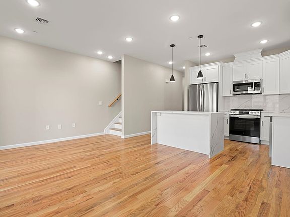 5th image of 412 Cross St #904