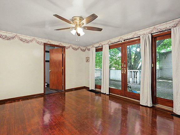 5th image of 402 W Broadway St