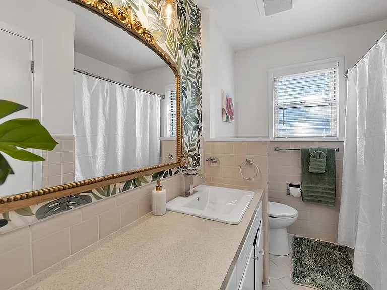 Hall bath with fun retro details
and tub/shower combo.