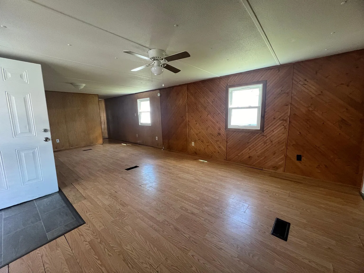 3 bed, 980 sqft, $895 — Photo 2