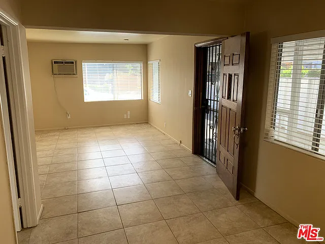3 bed, 2.0 bath, 814 sqft, $3,020 — Photo 2