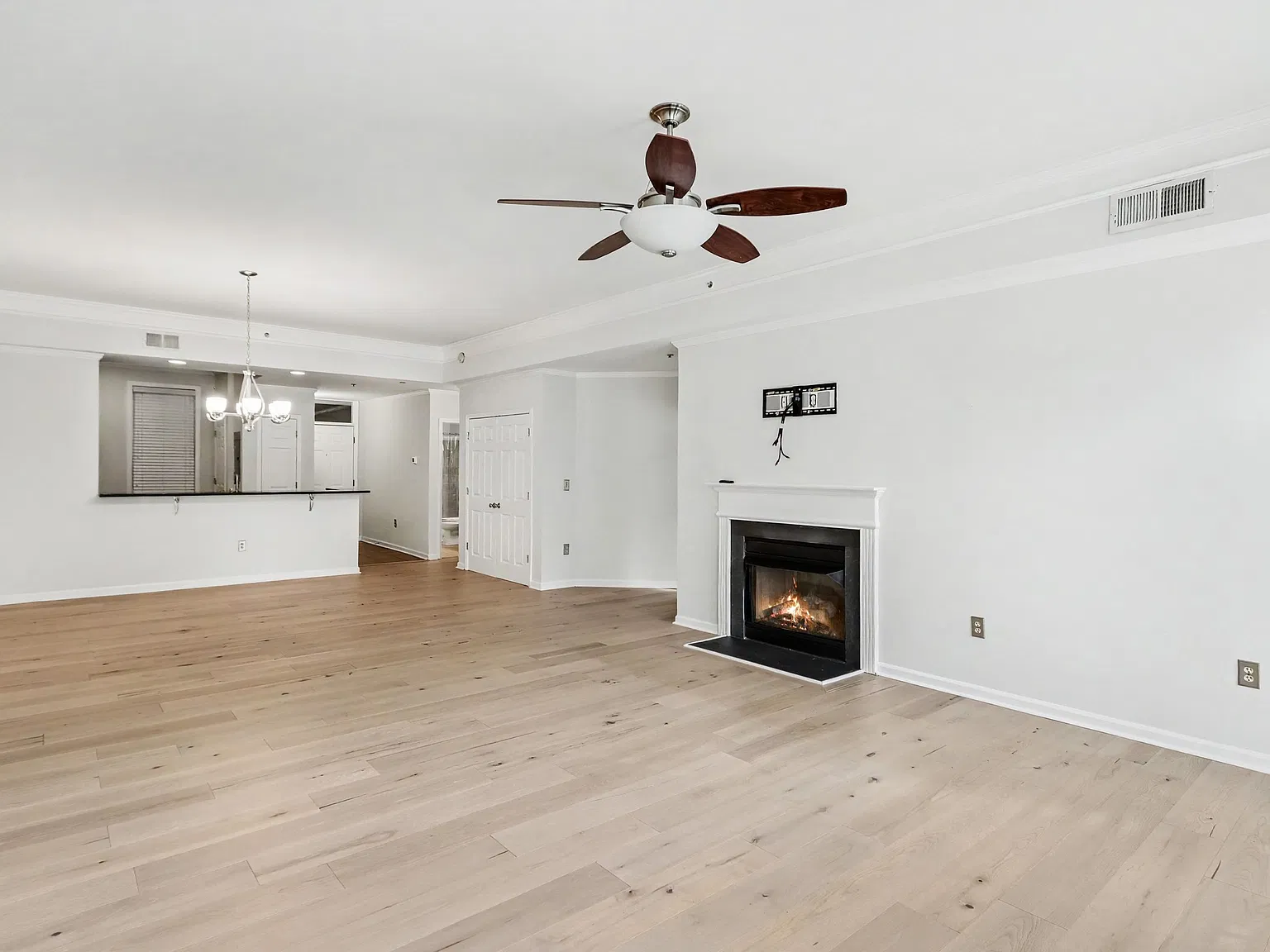 2 bed, 1419 sqft, $1,975 — Photo 4