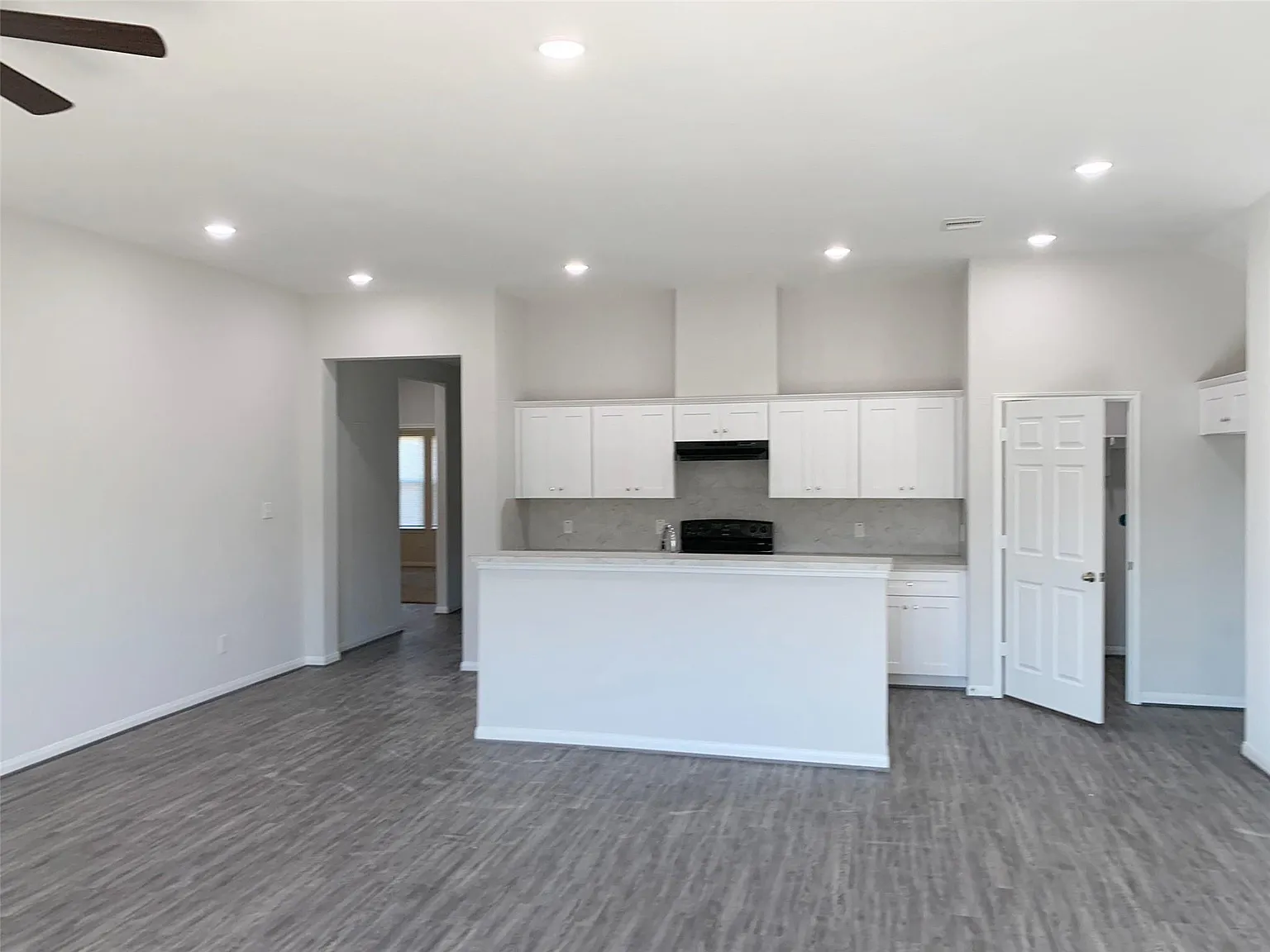 3 bed, 2.0 bath, 1673 sqft, $1,900 — Photo 2