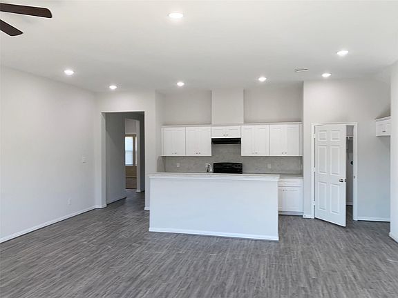 2nd image of 22423 Woodlake Rd