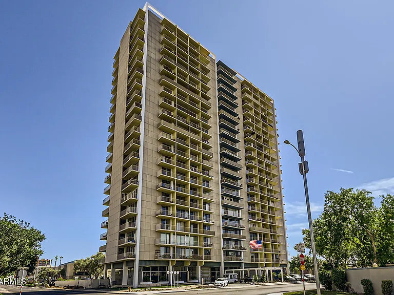 207 W Clarendon Ave #F10 — Photo 3